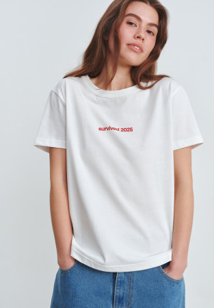 Футболка приталена "survived 2025" біла